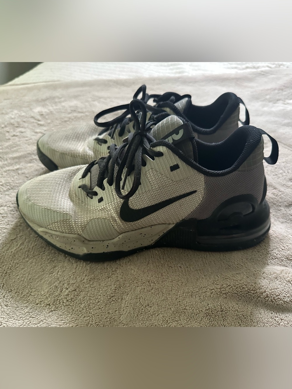 Nike Men’s Black and White Athletic Sneakers with Speckled Midsole